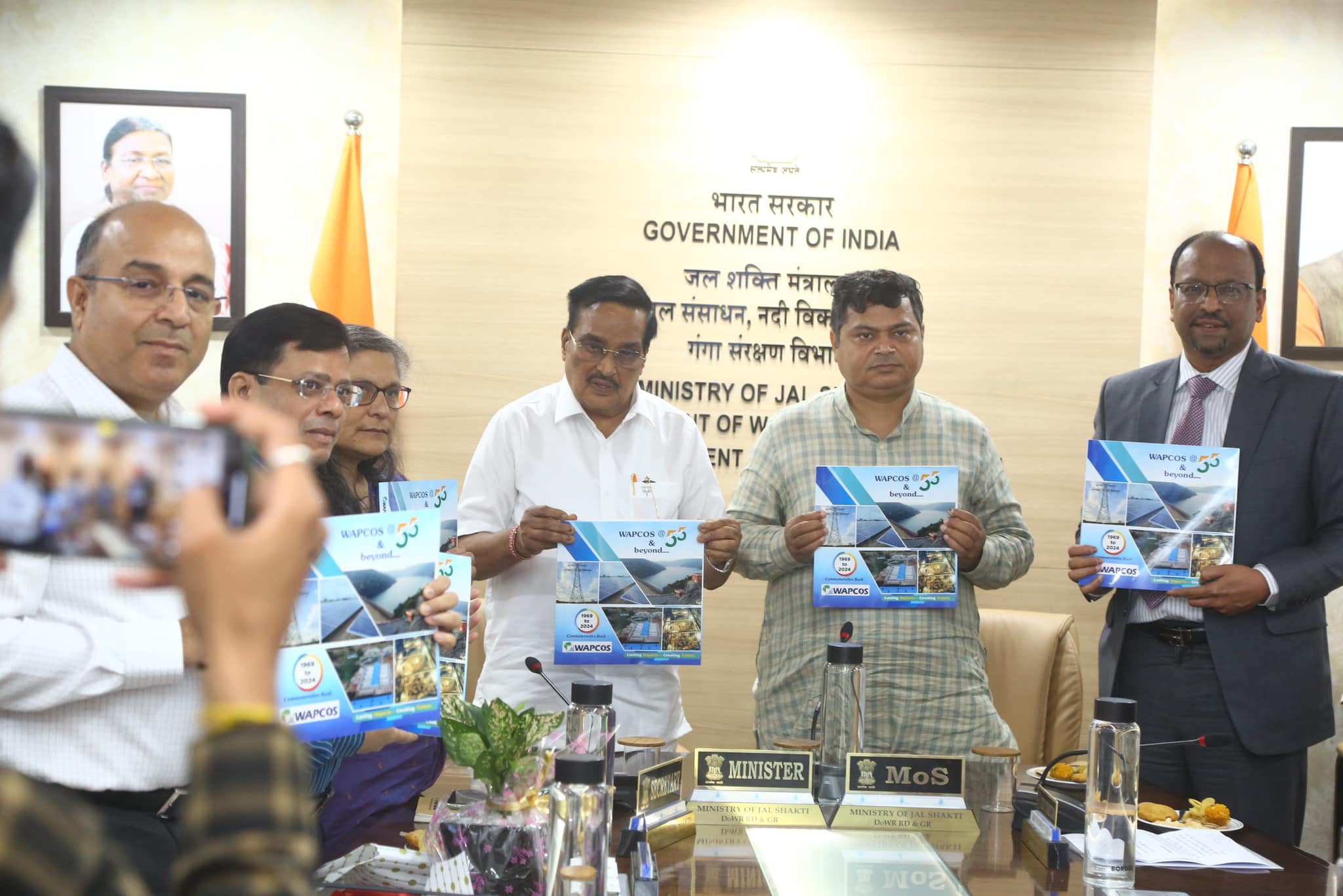 આજે મને વોટર પાવર મિનિસ્ટ્રી હેઠળ તૈયાર કરાયેલ પુસ્તક Wapcos & beyond @ 55 લોન્ચ કરવાની તક મળી. આ પુસ્તક પાણીના સંસાધનોના સંચાલન અને સંવર્ધનમાં વેપકોસના યોગદાન વિશે વિગતવાર સમજ આપે છે. આ પુસ્તકમાં નદીઓ, જળાશયો અને બંધોના વિકાસ, જળ સંરક્ષણ અને વ્યવસ્થાપનના વિવિધ પાસાઓ પર પ્રકાશ પાડવામાં આવ્યો છે.